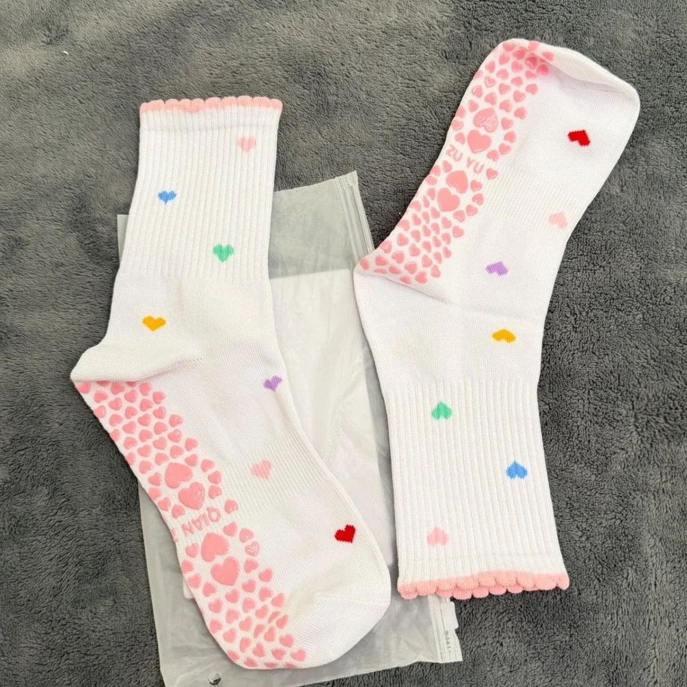 Grip Socks Women OS White NWT Heart Print Lettuce Trim Yoga Pilates